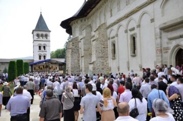 Aproape 4000 de credincioși, prezenți la Mănăstirea Putna la sărbătoarea Sfântului Ștefan cel Mare