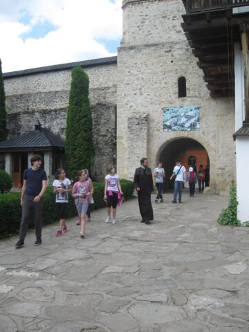 Copiii care participă la cateheză la Biserica „Sf. Dumitru” din Suceava au mers în excursie la mănăstirile din Neamț