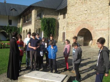 Copiii care participă la cateheză la Biserica „Sf. Dumitru” din Suceava au mers în excursie la mănăstirile din Neamț
