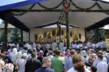 Aproape 4.000 de credincioși l-au sărbătorit sâmbătă, la Mănăstirea Putna, pe Sfântul Ștefan cel Mare