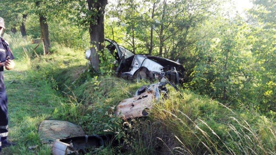 Pompierii au tăiat segmente din autoturismul VW, pentru a putea extrage femeia rănită din interior