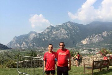 Gabriel Bularda, alături de antrenorul Cristian Prâsneac la europenele de alergare montană din Italia