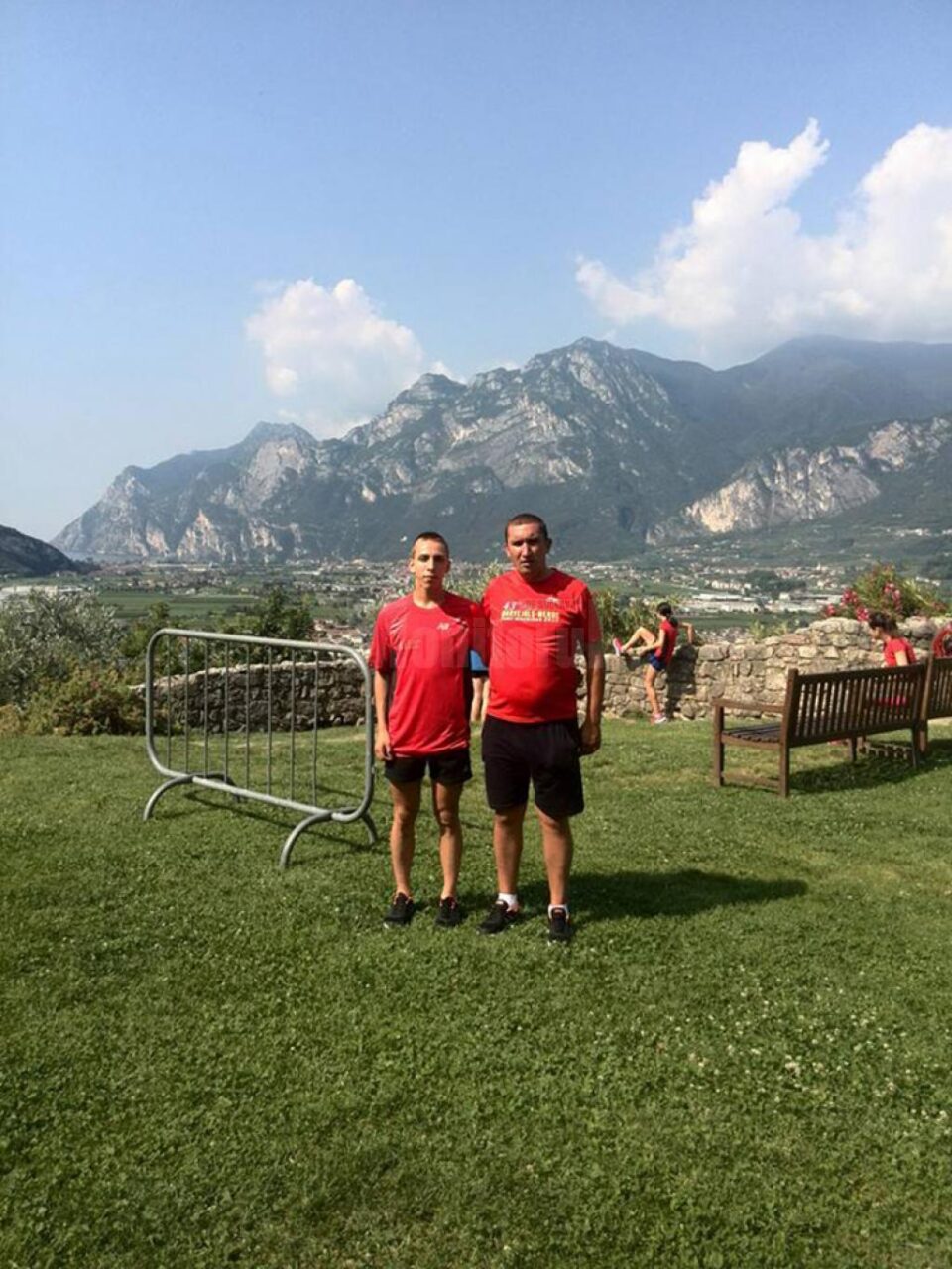 Gabriel Bularda, alături de antrenorul Cristian Prâsneac la europenele de alergare montană din Italia