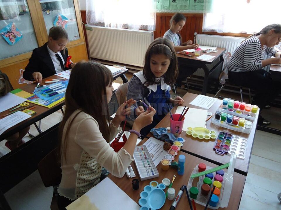 Elevi în timpul concursului