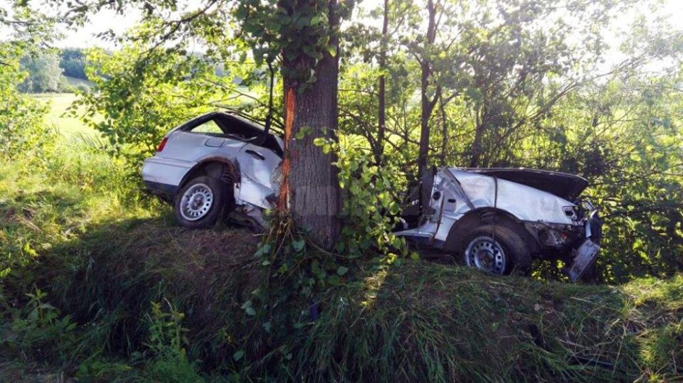 Mașina a lovit copacul și a rămas într-un echilibru instabil, pe marginea unui canal plin cu apă
