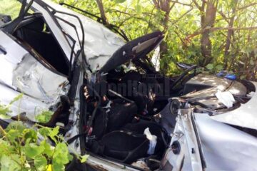 În urma impactului, femeia de 32 de ani a rămas încarcerată , fiind nevoie de decopertarea mașinii pentru a putea fi scoasă