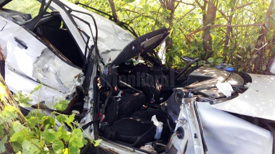 În urma impactului, femeia de 32 de ani a rămas încarcerată , fiind nevoie de decopertarea mașinii pentru a putea fi scoasă