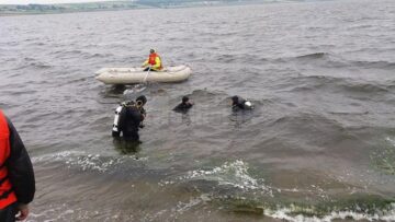 Tânăra a fost căutată de pompieri cu trei bărci pneumatice și un echipaj de scafandri
