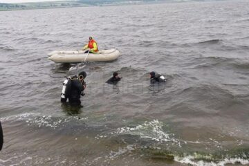 Tânăra a fost căutată de pompieri cu trei bărci pneumatice și un echipaj de scafandri