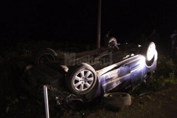 Tânărul a fost găsit inconștient în șanț, la câteva zeci de metri distanță de mașină