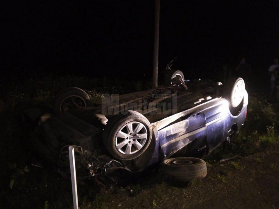 Tânărul a fost găsit inconștient în șanț, la câteva zeci de metri distanță de mașină