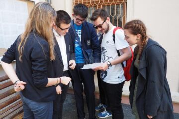 Discuții între elevi după examenul scris la matematică