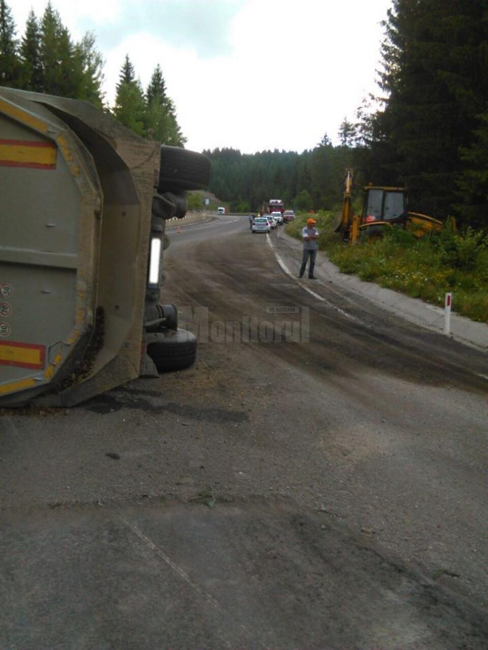 Camionul s-a rasturnat intr-o curba periculoasa