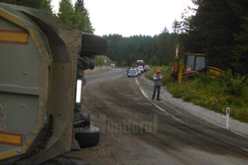Camionul s-a rasturnat intr-o curba periculoasa