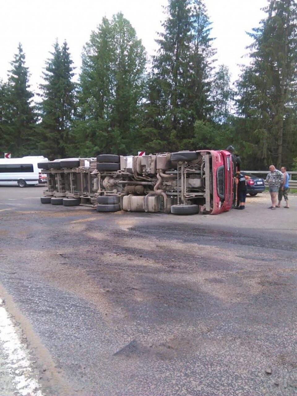 Autovehiculul greu a fost scos cu greutate de pe carosabil