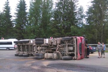 Autovehiculul greu a fost scos cu greutate de pe carosabil