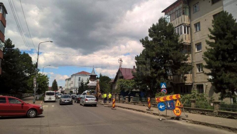 Mai multe străzi principale din Rădăuți au intrat în ample operațiuni de asfaltare