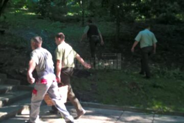 Acțiune de igienizare în Parcul Șipote, făcută de Direcția Silvică, Primăria Suceava și ISU Suceava