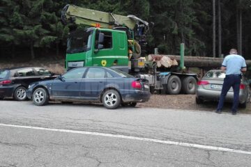 Cele trei mașini care au blocat autovehiculul greu cu care s-a făcut confiscarea Cele trei mașini care au blocat autovehiculul greu cu care s-a făcut confiscarea