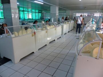 În plină vară, brânza se vinde în Piața Mare la tarabă