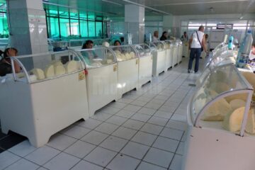 În plină vară, brânza se vinde în Piața Mare la tarabă