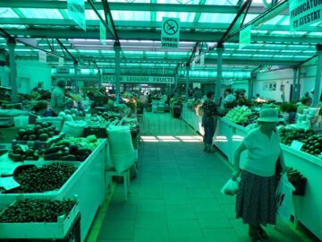 În Piața Centrală din Suceava brânza se vinde în continuare pe tarabă, în timp ce vitrinele frigorifice stau în țiplă