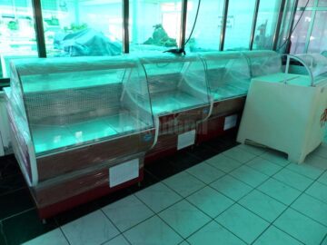 Vitrinele frigorifice de la raionul brânzeturi stau în folie de astă iarnă