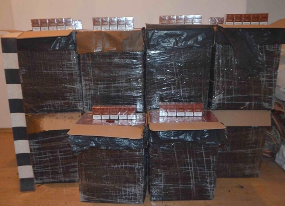 Colete care conțineau nouă mii de pachete țigări, în valoare de 99.000 de lei