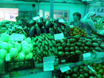 Cupola verde care distorsionează culoarea legumelor în Piața Centrală a Sucevei va fi schimbată