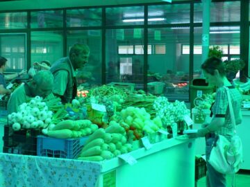 Cupola verde care distorsionează culoarea legumelor în Piața Centrală a Sucevei va fi schimbată