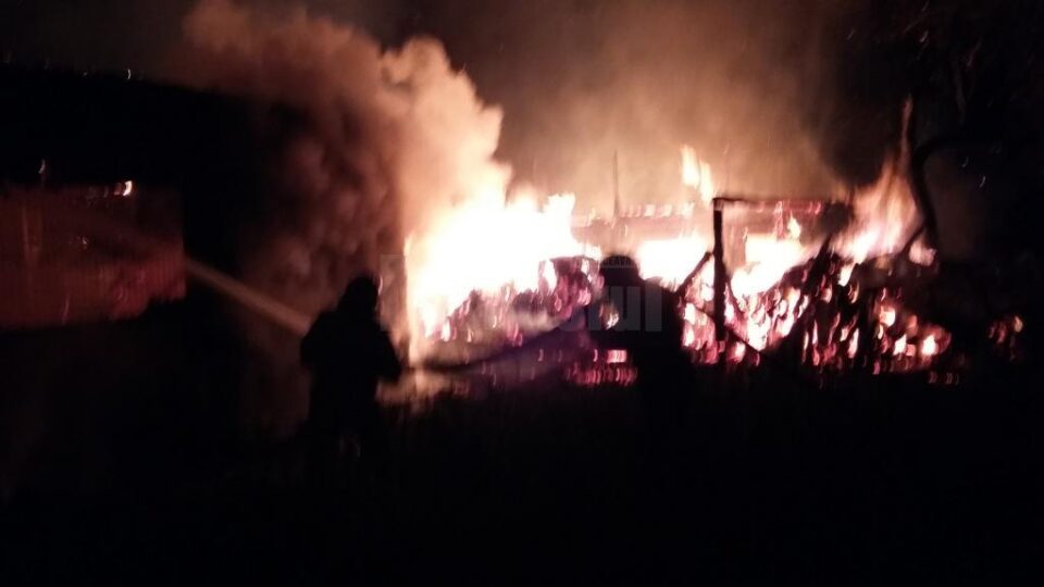 Incendiu de proporții, în care au ars un magazin și o sală de evenimente