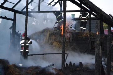 Incendiu de proporții, în care au ars un magazin și o sală de evenimente