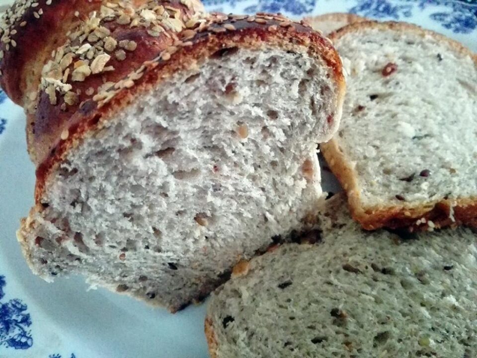 Pâine de casă cu 3 feluri de făină și 5 feluri de semințe