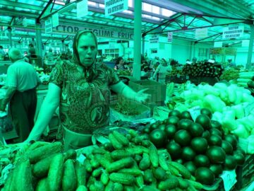 Cupola verde care distorsionează culoarea legumelor în Piața Centrală a Sucevei va fi schimbată