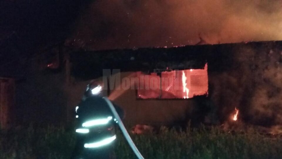 Incendiu de proporții, în care au ars un magazin și o sală de evenimente