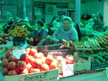 Cupola verde care distorsionează culoarea legumelor în Piața Centrală a Sucevei va fi schimbată