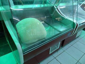 Vitrinele frigorifice din hala de lactate a Pieței Centrale Suceava au fost puse ieri în funcțiune