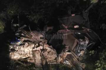 Una dintre mașinile implicate în accident