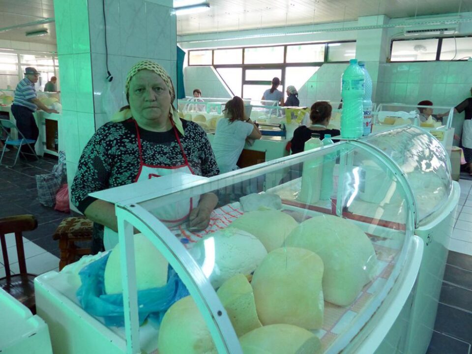 Lucreția Huțanu apreciază că e mai bine că administrația le pune la dispoziție vitrine frigorifice, decât tarabe Lucreția Huțanu apreciază că e mai bine că administrația le pune la dispoziție vitrine frigorifice, decât tarabe