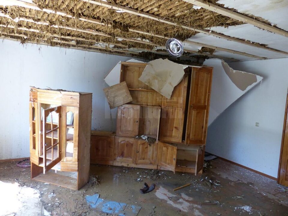 Un incendiu violent, amplificat de vânt, a distrus o casă cu etaj și toate anexele din jur