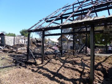 O sală de nunți și un magazin au ars în noapte, la jumătate de an după un alt incendiu în aceeași locație
