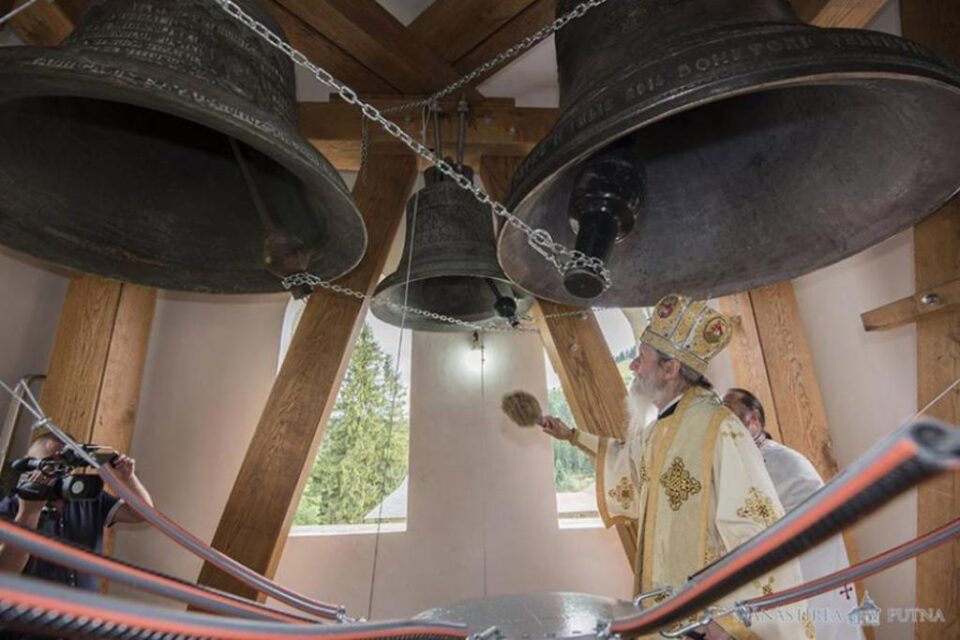 Sfințirea clopotelor de la Putna de ÎPS Pimen