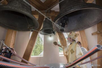Sfințirea clopotelor de la Putna de ÎPS Pimen