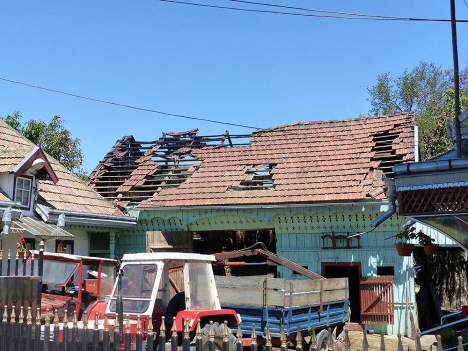 Un incendiu violent, amplificat de vânt, a distrus o casă cu etaj și toate anexele din jur