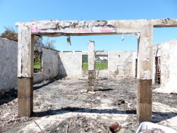 O sală de nunți și un magazin au ars în noapte, la jumătate de an după un alt incendiu în aceeași locație