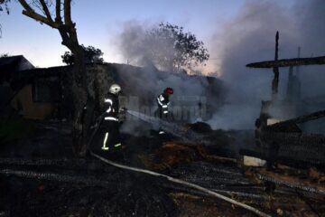 O sală de nunți și un magazin au ars în noapte, la jumătate de an după un alt incendiu în aceeași locație