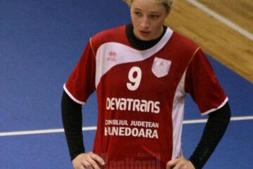 Anca Polocoșer, sportivă de braț stâng, evoluează pe postul de inter dreapta