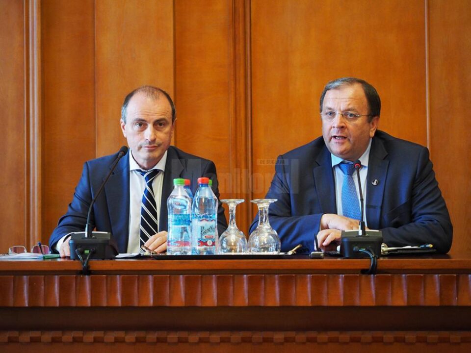 Ministrul Achim Irimescu și președintele CJ Suceava, Gheorghe Flutur, au participat ieri la o întâlnire cu fermierii suceveni Ministrul Achim Irimescu și președintele CJ Suceava, Gheorghe Flutur, au participat ieri la o întâlnire cu fermierii suceveni
