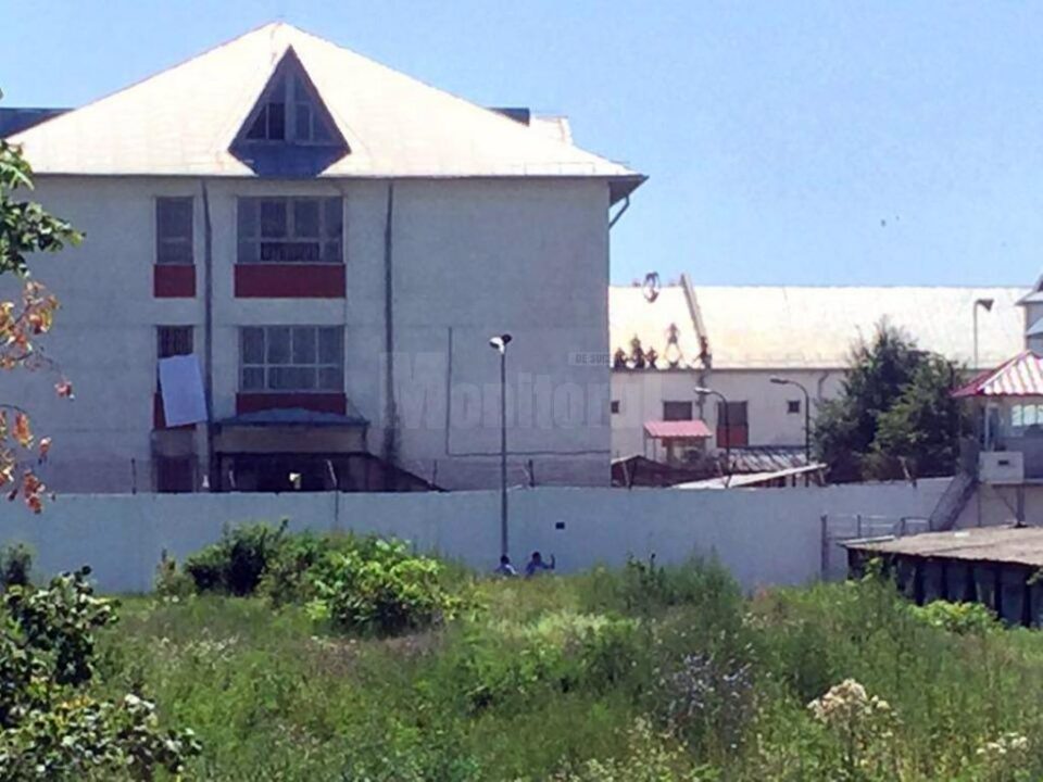 Deținuți urcați pe acoperișul Penitenciarului Botoșani