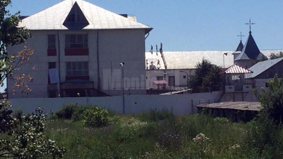 Deținuți urcați pe acoperișul Penitenciarului Botoșani